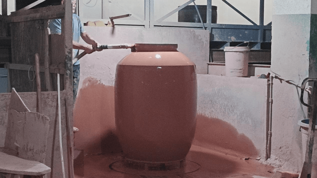 Steps for making a clay pottery： Glazing