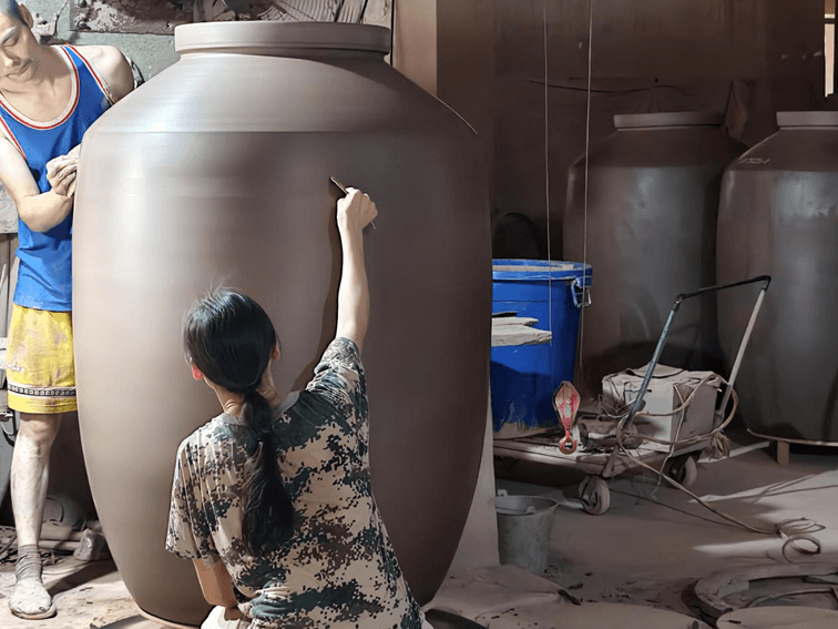 Steps for making a clay pottery：Trimming 
