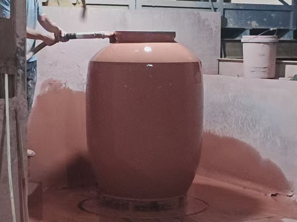 The glazing process of 1000L Large Sized Glazed Fermentation Crocks