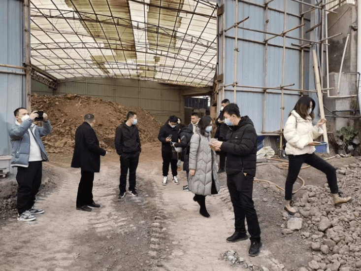 Customers who come to purchase clay pots for the winemaking industry