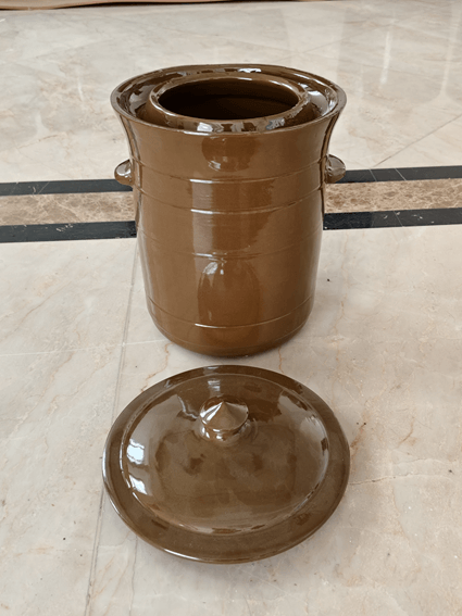 Fine potteries among clay pottery –a small clay pottery