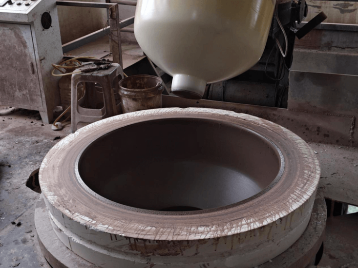 Steps for making a clay pottery： Shaping